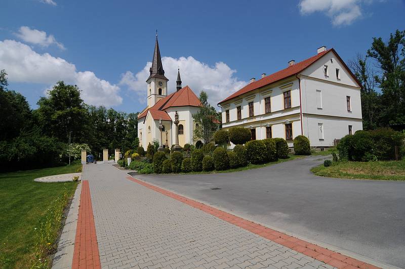 Kostel sv. Jakuba Staršího a budova fary.