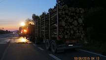 Požár zachvátil nákladní automobil s dřevem. 