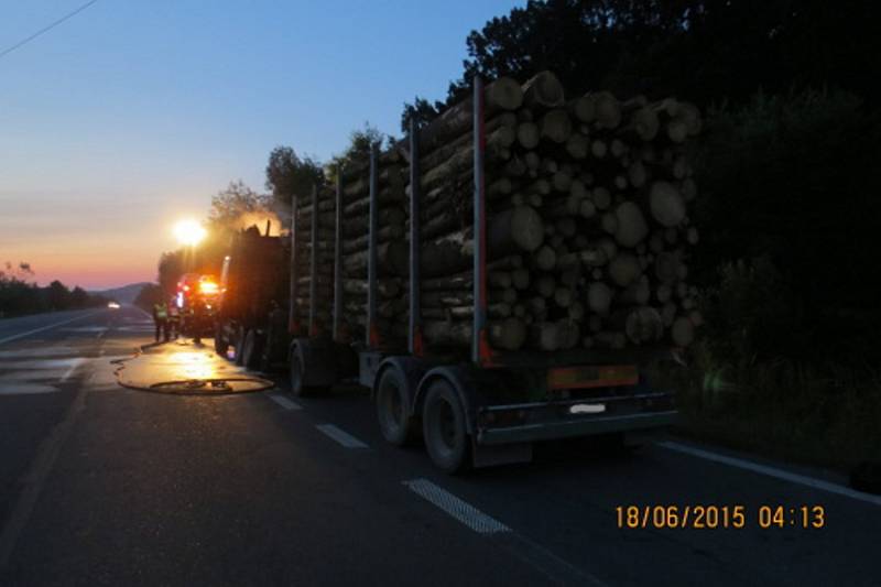 Požár zachvátil nákladní automobil s dřevem. 