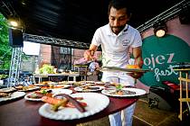 Už 3. září si budou moci návštěvníci Pojez festu vychutnat to nejlepší z regionální gastronomie.  Na snímku Jamie Santos, majitel a kuchař v Nha Cretcheu.