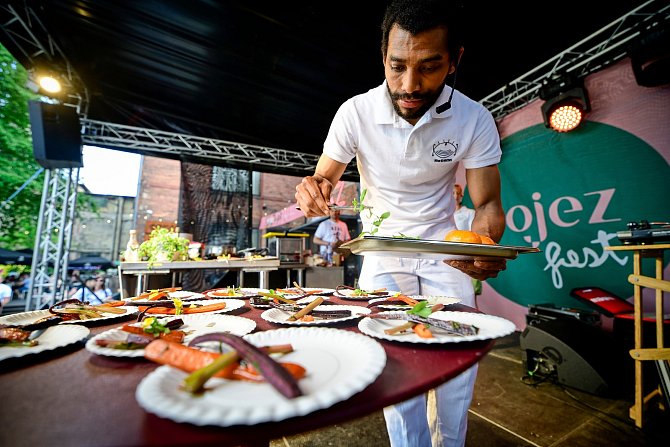 Už 3. září si budou moci návštěvníci Pojez festu vychutnat to nejlepší z regionální gastronomie.  Na snímku Jamie Santos, majitel a kuchař v Nha Cretcheu
