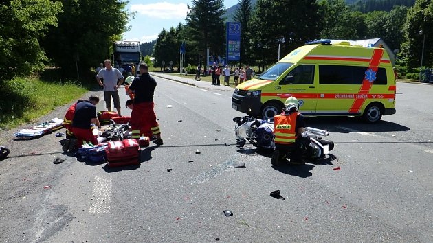 Zásah záchranářů u nehody motorkáře. 