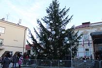 Součástí vánočního trhu bylo ve Frýdlantu nad Ostravicí i rozsvěcování vánočního stromu.