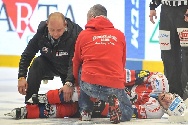 Legenda Ocelářů Richard Král slavil v Třinci: HC Oceláři Třinec - HC Dynamo Pardubice 0:1 