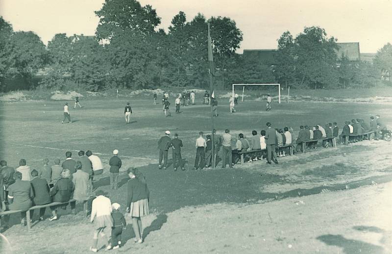 Slavnostní otevření hřiště 20. září 1964 v mistrovském utkání s ČSSS Tošanovice, kdy domácí Sedliště zvítězily 2:1 brankami Jiřího Stuchlíka a Jaroslava Blahuty.