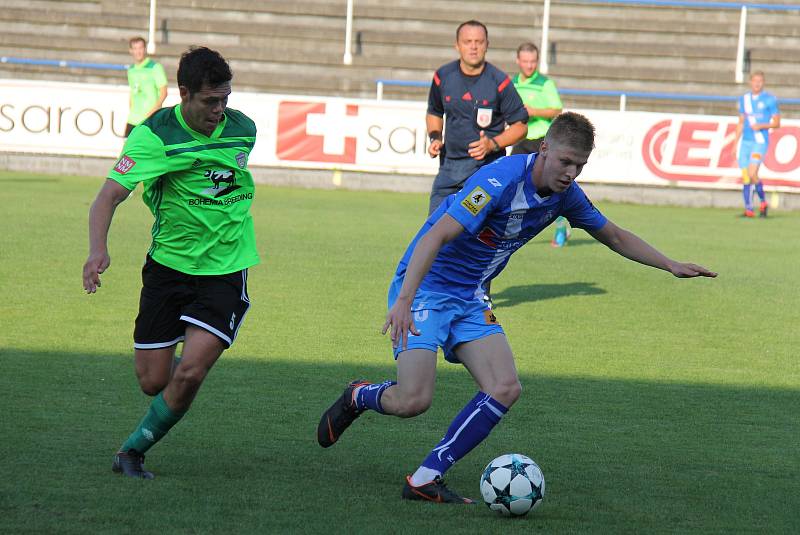 Třetiligoví fotbalisté Frýdku-Místku (v modrém) si díky zlepšenému výkonu po změně stran připsali do tabulky další tři body. Ve Stovkách zdolali nováčka MSFL z Vrchoviny 4:1.