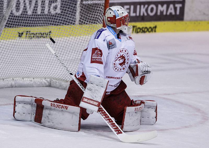 Hokejové utkání play off Tipsport extraligy v ledním hokeji mezi HC Dynamo Pardubice (červenobílém) a HC Oceláři Třinec ( v černém) v pardudubické Tipsport areně.