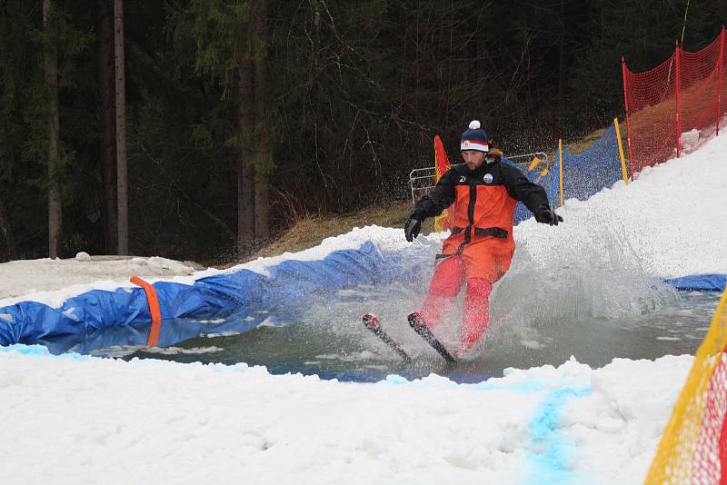 Přejezd přes bazén ve ski areálu Bílá.