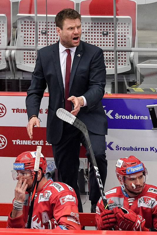 Semifinále play off hokejové Tipsport extraligy - 5. zápas: HC Oceláři Třinec - BK Mladá Boleslav, 11. dubna 2021 v Třinci. (střed) Trenér Třince Václav Varaďa.