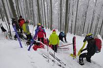 Záchrana zraněného lyžaře v Beskydech.