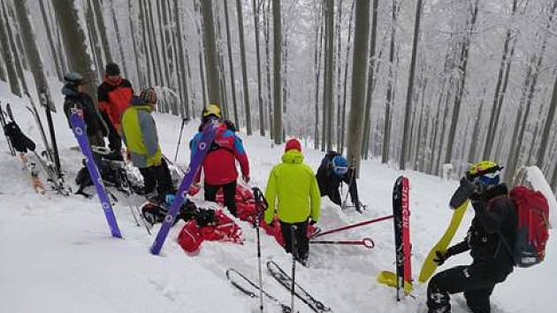 Záchrana zraněného lyžaře v Beskydech.