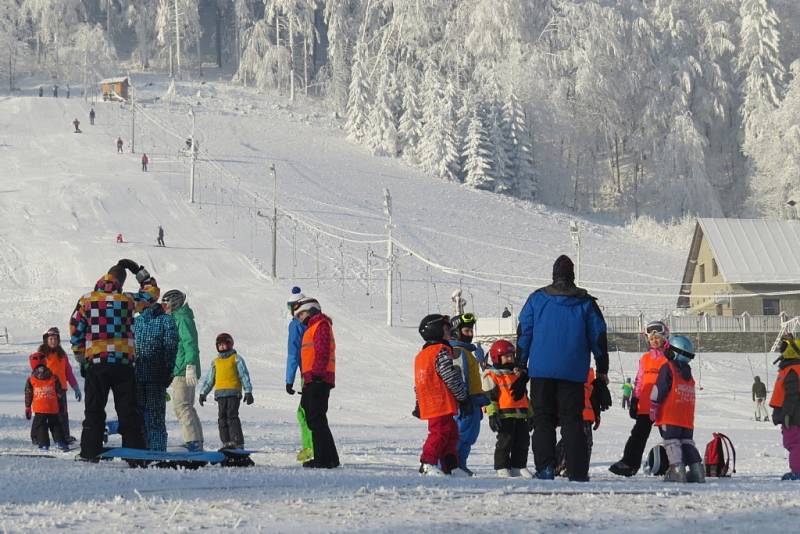 Lyžování ve Ski areálu Opálená ve Pstruží. 