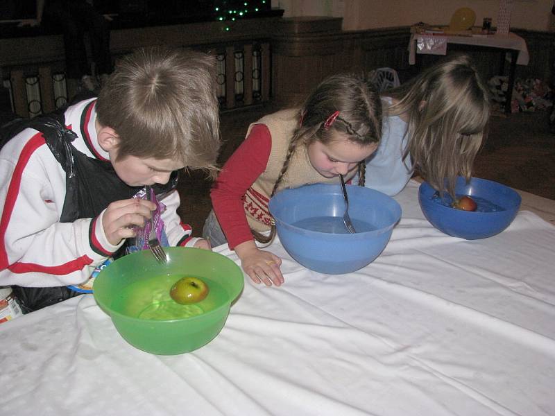 Děti ze tří dětských domovů potěšila o víkendu dobročinná akce, kterou tradičně připravili Zdeňek Valášek a Daniel Virág. 