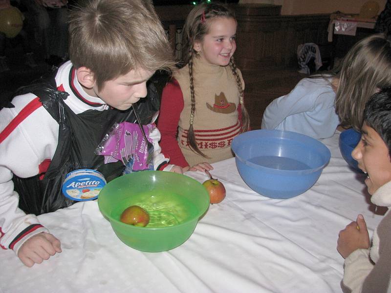 Děti ze tří dětských domovů potěšila o víkendu dobročinná akce, kterou tradičně připravili Zdeňek Valášek a Daniel Virág ve frýdecko-místeckém Národním domě.