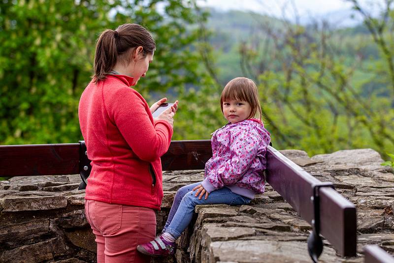 Pěkné počasí přilákalo do obory a na hrad Hukvaldy mnoho návštěvníků. Samotný hrad a jeho okolí využili i filmaři, kteří zde natáčeli historický film, 15. května 2021 Hukvaldy.