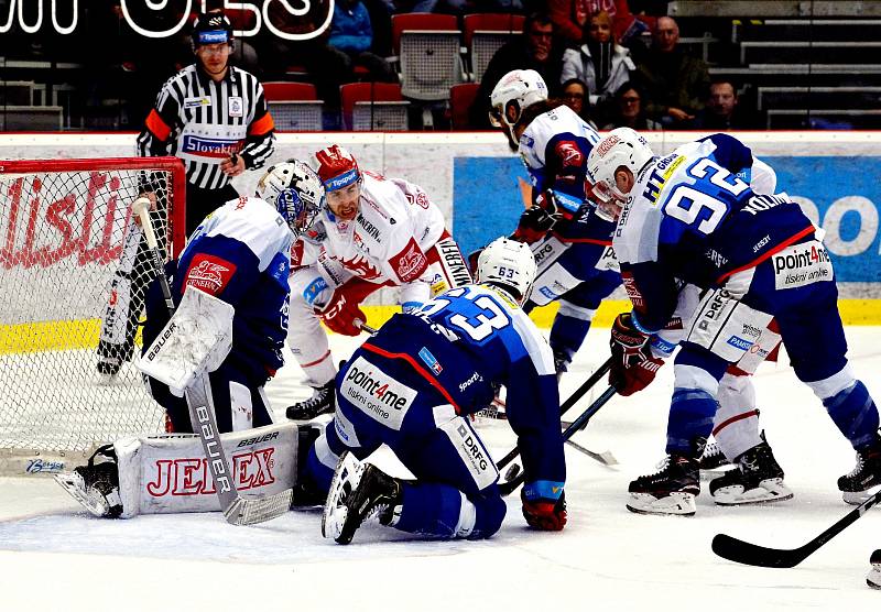 Třinec (v bílém) vs. Kometa Brno.