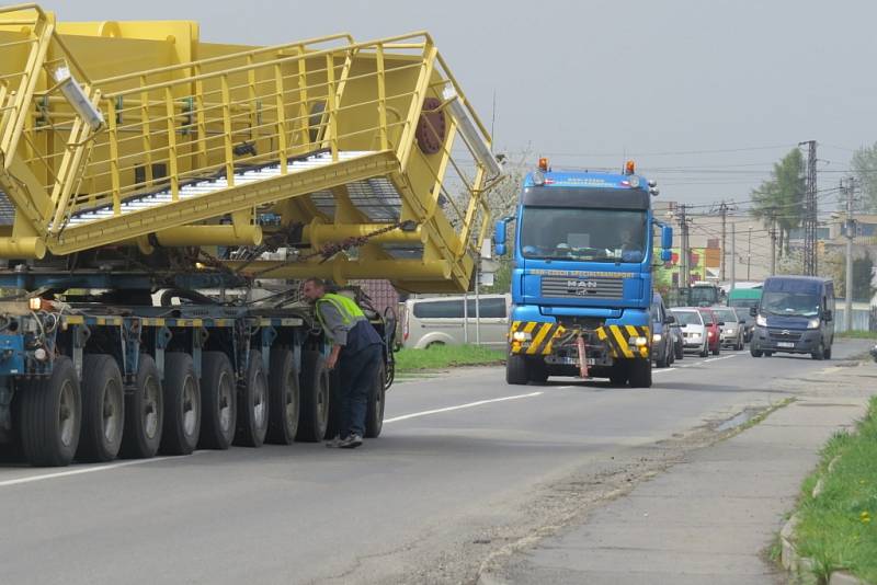 Nadměrný náklad na cestě ze Sviadnova do Mělníka. 