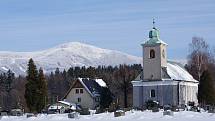 Kostel v pozadí Lysé hory. 