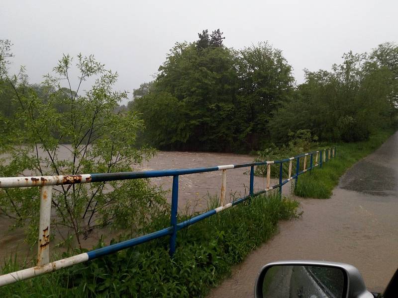 Cesta ve Vendryni u řeky Olše byla pod vodou.
