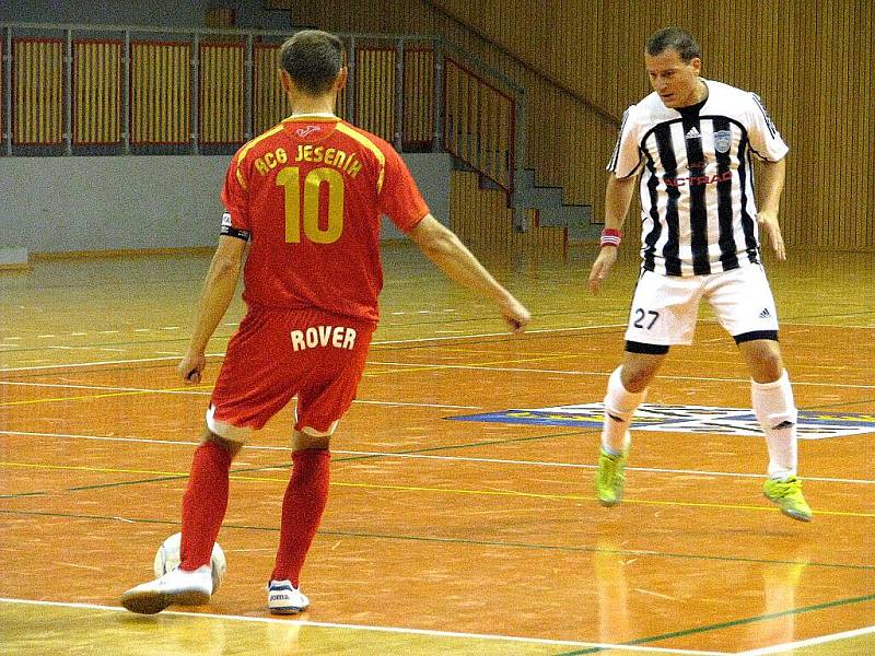 Futsalisté druholigového Unitedu Frýdek-Místek na své první vítězství v letošní sezoně ještě čekají. Po domácí porážce s Jeseníkem padli Frýdečtí na samé dno tabulky.