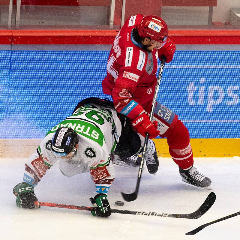 Utkání 2. kola semifinále play-off Generali České pojišťovny mezi HC Oceláři Třinec a BK Mladá Boleslav. 4. dubna 2021 v Třinci. Zleva Jakub Strnad, Matěj Stránský.