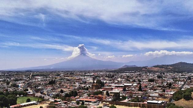 Pohled na město Cholula a sopku Popocatepetl