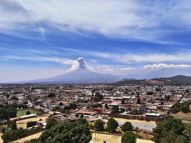 Pohled na město Cholula a sopku Popocatepetl