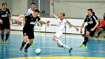 Třinec (v bílém) si komplikuje záchranu v nejvyšší futsalové soutěži.