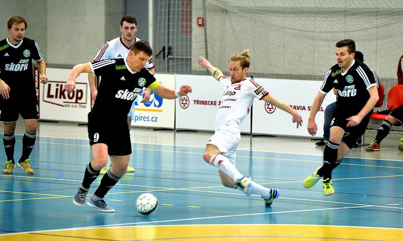 Třinec (v bílém) si komplikuje záchranu v nejvyšší futsalové soutěži.