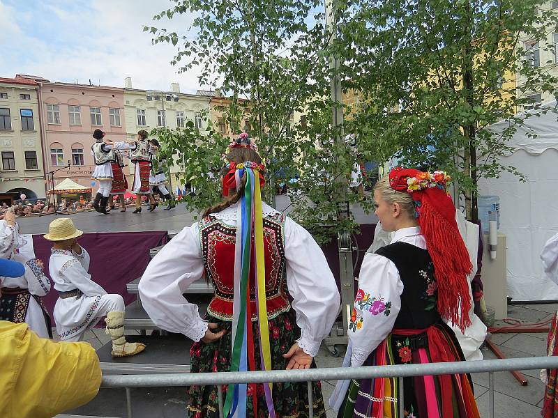 21. ročník Mezinárodního folklorního festivalu CIOFF/IOV ve Frýdku-Místku. Na snímku sobotní dění na místeckém náměstí Svobody.