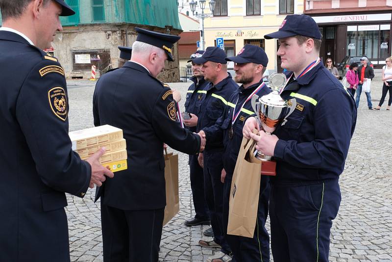 V sobotu 11. května se Zámecké náměstí ve Frýdku hemžilo hasiči.