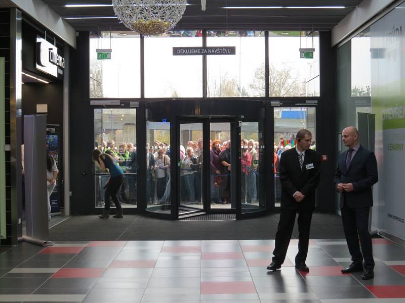 Ve Frýdku-Místku se ve čtvrtek poprvé otevřely brány nového obchodního centra Frýda. 