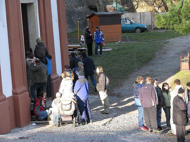 Hrad Hukvaldy a podhradí byly v neděli 29. listopadu místem tradiční Ondřejské pouti.