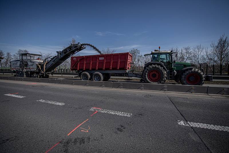 Uzavřená část dálnici D56 kvůli opravy výtluků, 10. dubna 2021 ve Frýdku-Místku.