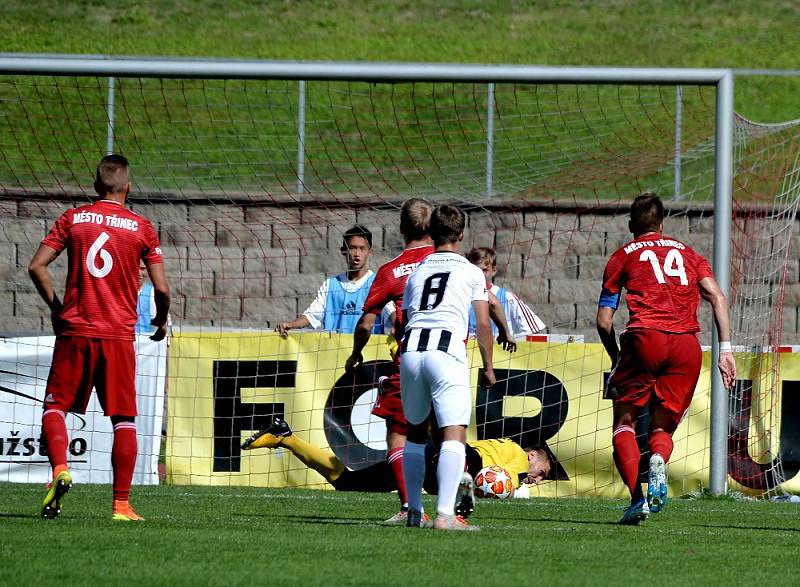 Třinečtí fotbalisté (v červeném) doma remizovali se silným Hradcem Králové 1:1.