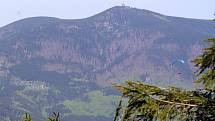 Hora Smrk v Beskydech se nedá turistům jen tak zadarmo. Cesta na vrchol není snadná. To bohužel neodradilo vandaly, kteří poničili mohylu s plaketou na počest Jana Palacha,