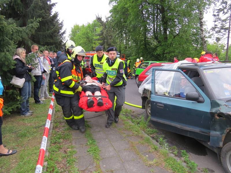 Cvičení složek IZS při hromadné dopravní nehodě ve Frýdku-Místku. 