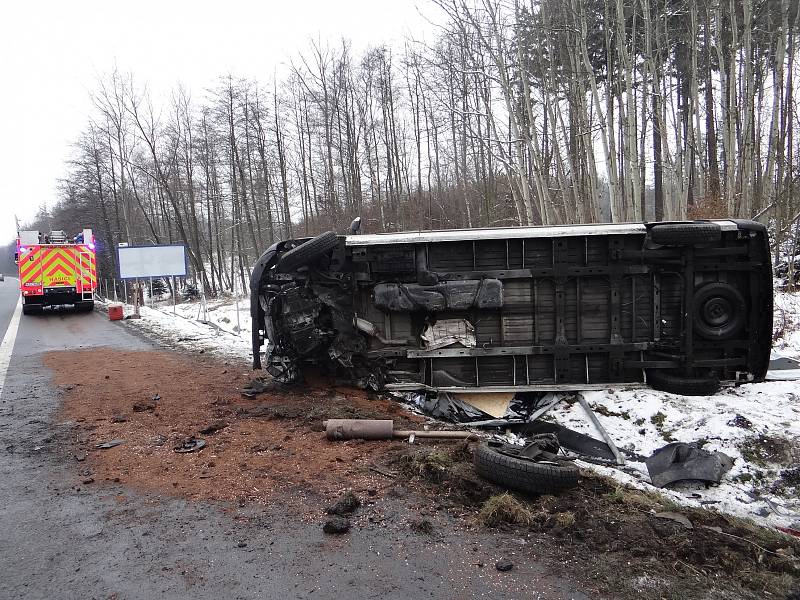 Zásah hasičů u havarované dodávky na dálnici u Paskova. 
