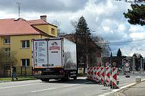 Dodělávání rekonstrukce mostu na "staré" cestě na Beskydy, 25. 3. 2024.