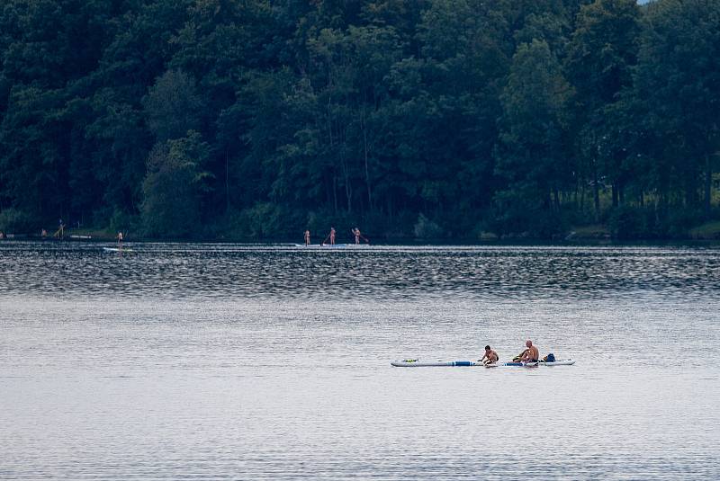 Žermanická přehrada, červenec 2020. V okolí se nabízí hned několik možností ubytování.