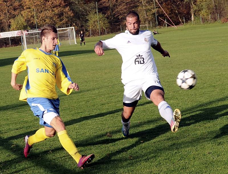 Lískovečtí fotbalisté (bílé dresy) domácí duel se Šumperkem zvládli na jedničky, když vyhráli 4:0.