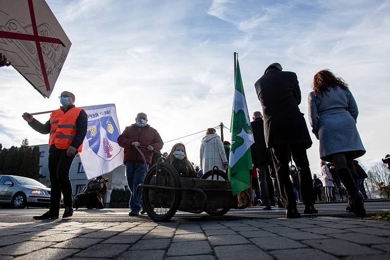 V Žabni se uskutečnila 19. listopadu 2020 protestní akce za zrušení dálničního poplatku na silnici D56 mezi Frýdkem-Místkem a Ostravou.