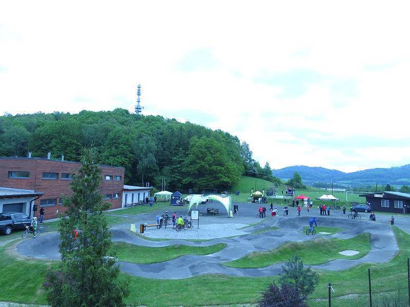 Pumptracková dráha byla otevřena vedle fotbalového hřiště ve Staříči.