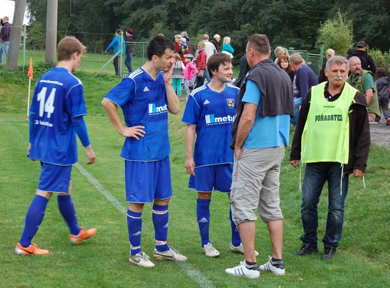 Fotbalisté Dobratic (v modrém) nakonec svého soupeře z Lutyně přestříleli 4:3. 