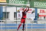 Valcíři (v bílém) se s domácími fanoušky rozloučili vysokou porážkou, když nestačili na Znojmo 0:3.