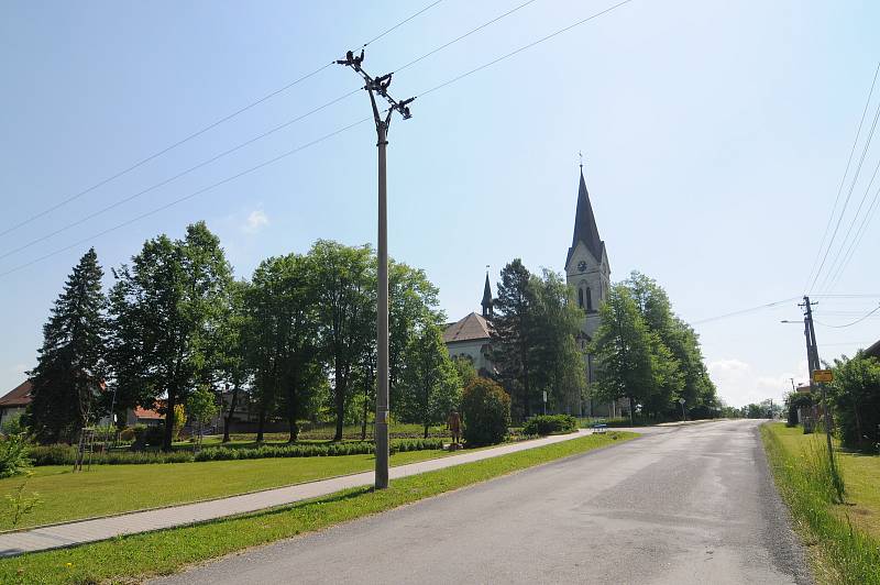 Dominantou Janovic je kostel sv. Josefa, který je kulturní památkou.