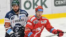 Roman Polák z Vítkovic a Petr Vrána z Třince - 29. kolo Tipsport Extraligy HC VÍTKOVICE RIDERA - HC Oceláři Třinec, 26. prosince 2020 v Ostravě.