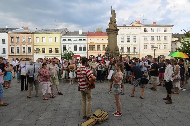 Demonstrace za nezávislou justici a proti vládě na náměstí Svobody ve Frýdku-Místku v úterý 11. června.