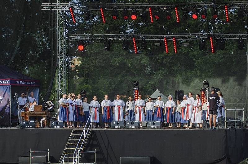 Letošní Sweetsen fest začal netradičním koncertem u řeky Ostravice ve Frýdku-Místku.