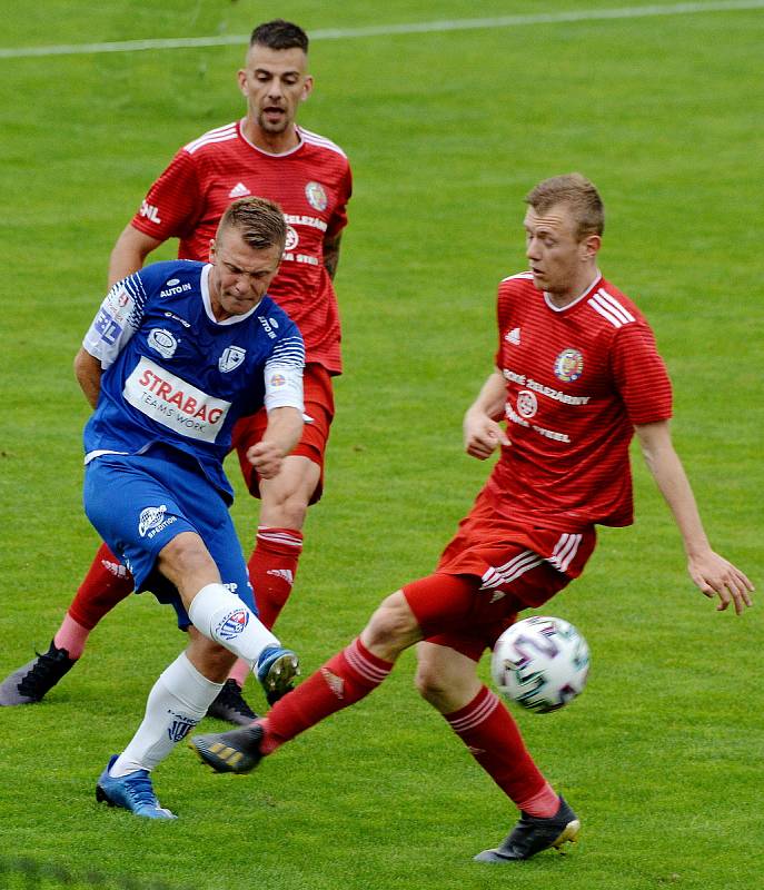 Třinečtí fotbalisté (v červeném) podlehli v dohrávce druhé ligy doma Pardubicím 0:1. Východočechům tak k postupu stačí porazit v sobotu doma zoufalý Vyšehrad.